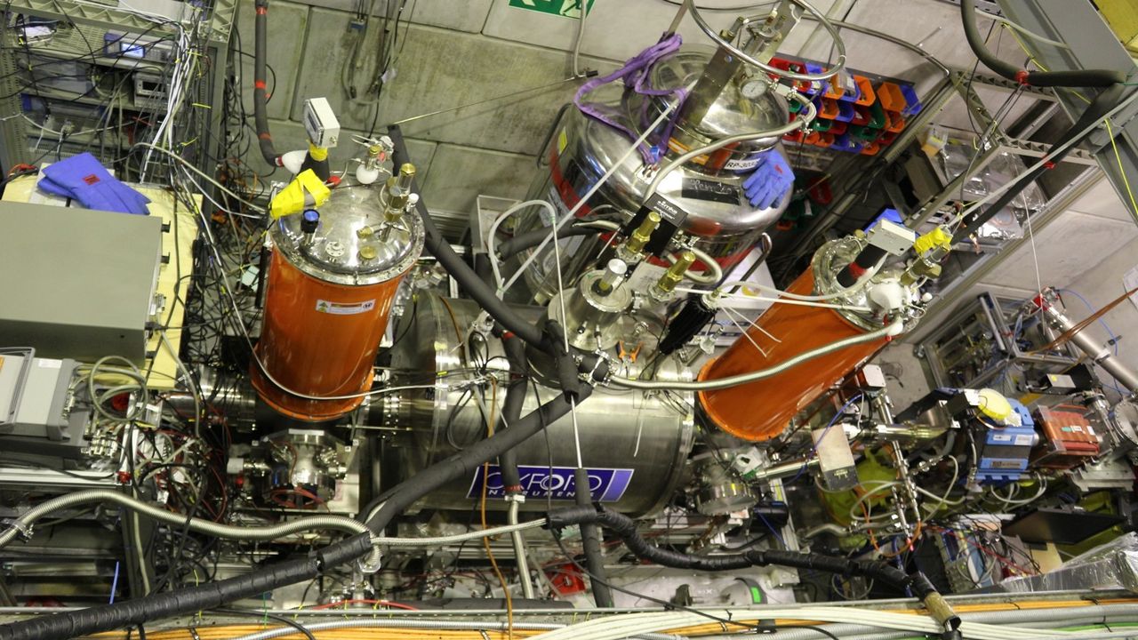 Les physiciens du CERN ont pu comparer le rapport charge-masse des protons et des antiprotons avec une infinie finesse. Le but est de déceler des différences qui pourraient expliquer pourquoi, dans notre Univers, la matière a pris le dessus sur l'antimatière. [CERN]