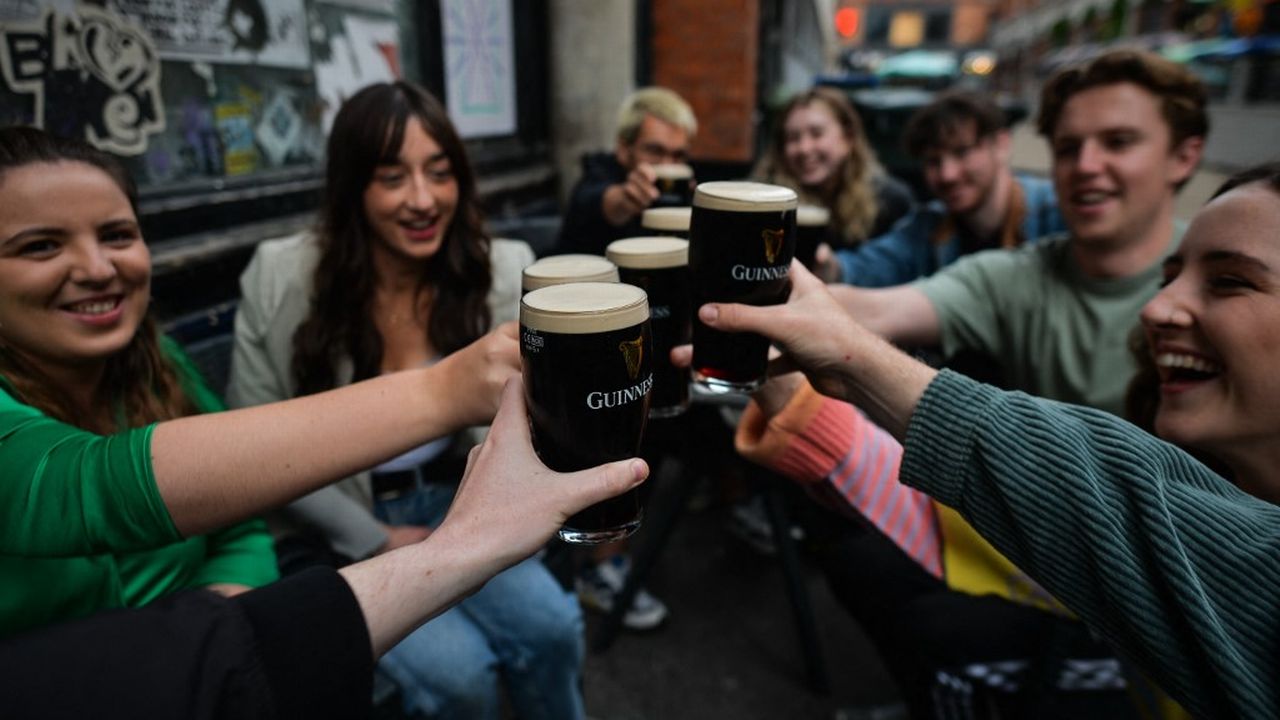 Des jeunes buvant de la bière en Irlande. [Artur Widak / NurPhoto - afp]