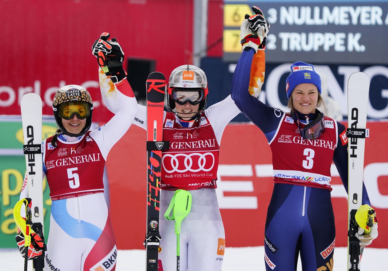 Petra Vlhova (center) achieved her 25th World Cup victory. [Pier Marco Tacca - Keystone]