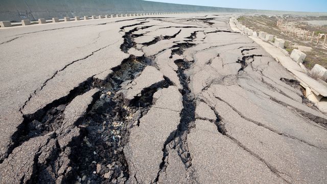 Route fissurée après tremblement de terre. [tomwang - depositphotos]