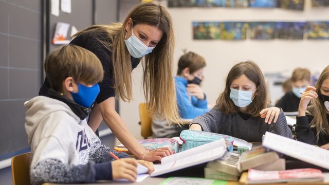 Le port du masque en classe est désormais obligatoire à l'école primaire. [Ennio Leanza - Keystone]