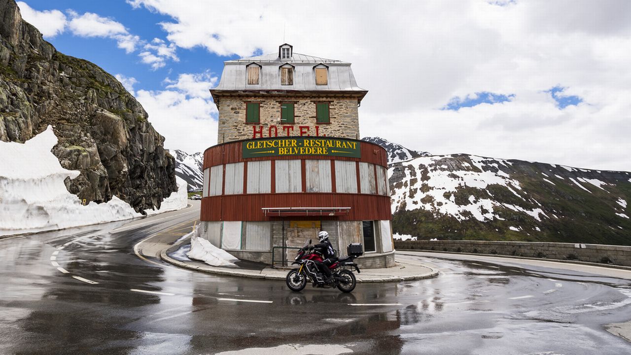 La vente de deux-roues motorisés a fortement augmenté en 2021 (photo: une moto devant l'hotel Belvedere, sur la route du Col de la Furka). [Jean-Christophe Bott - Keystone]