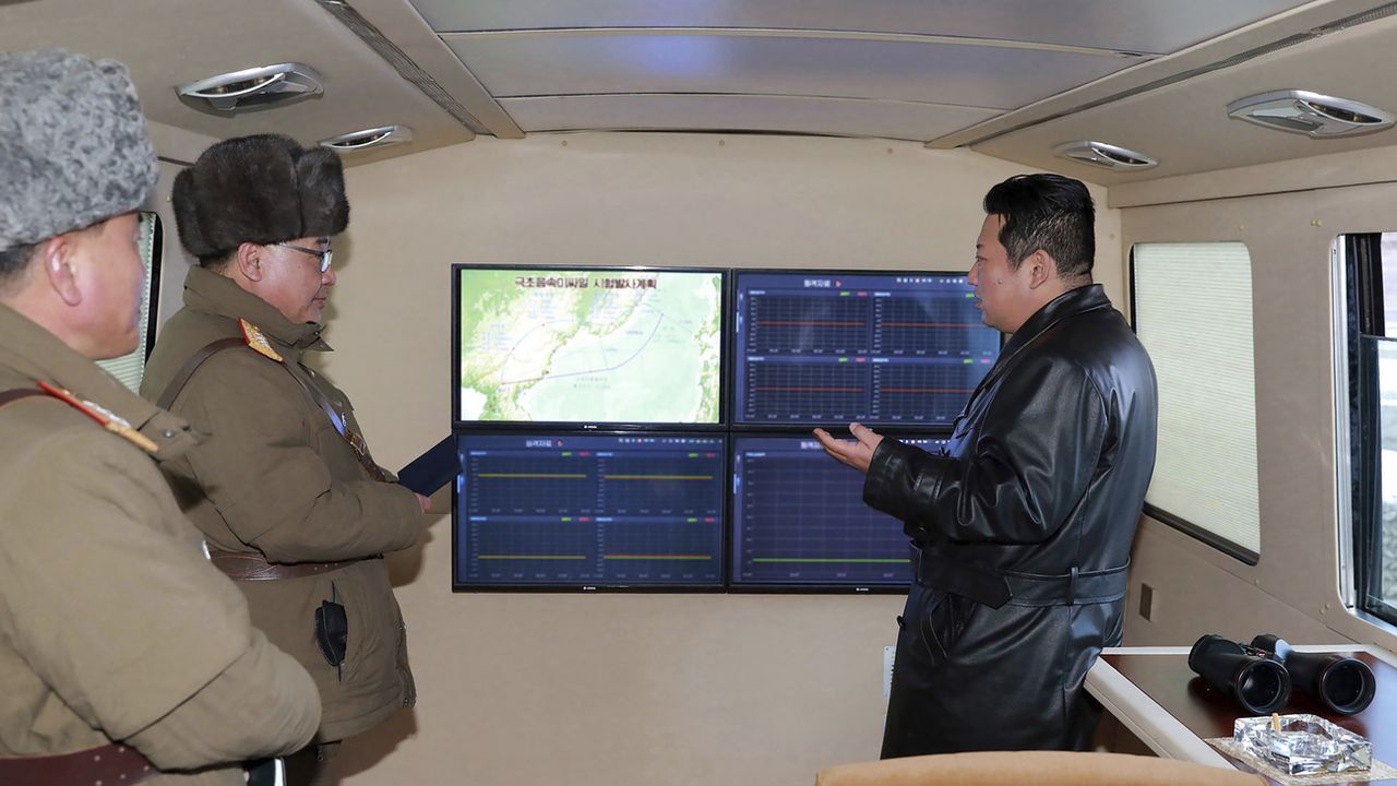 Le dirigeant nord-coréen Kim Jong Un, ici à droite, a supervisé le tir du missile hypersonique entouré d'hommes en uniforme militaire. [Korean Central News Agency/Korea News Service - Keystone]