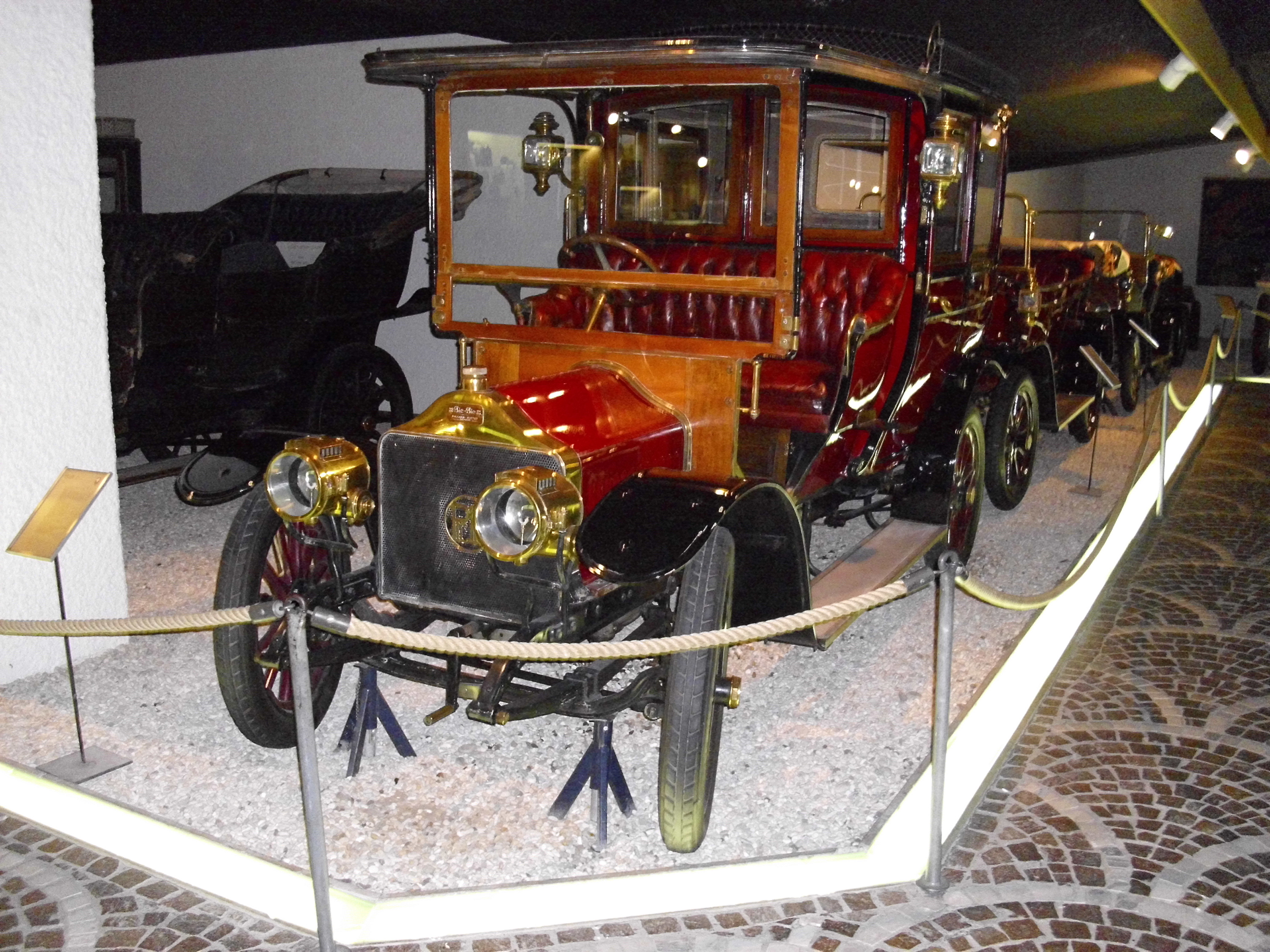 Une Pic-Pic de 1911. Pic-Pic était une marque automobile suisse établie à Genève et active de 1906 à 1924. Les véhicules ont été imaginés par Charles et Frédéric Dufaux qui en ont confié la production à la société Piccard-Pictet (d'où le nom de la voiture) jusqu'en 1920, puis à Gnome et Rhône de 1920 à la disparition de la marque, en 1924.