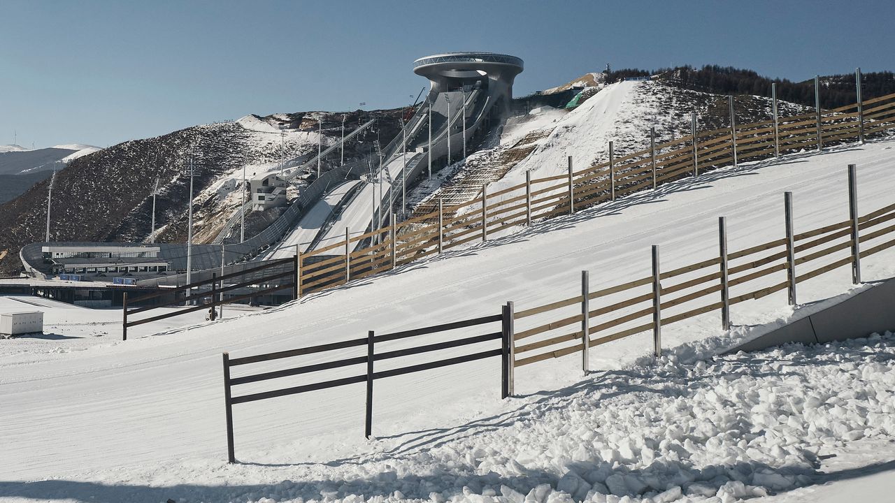 La rampe de saut à ski à Zhangjiakou a été pensée pour avoir un impact minimal sur l'environnement. Avec succès ? [Laurence Chellali - AFP]