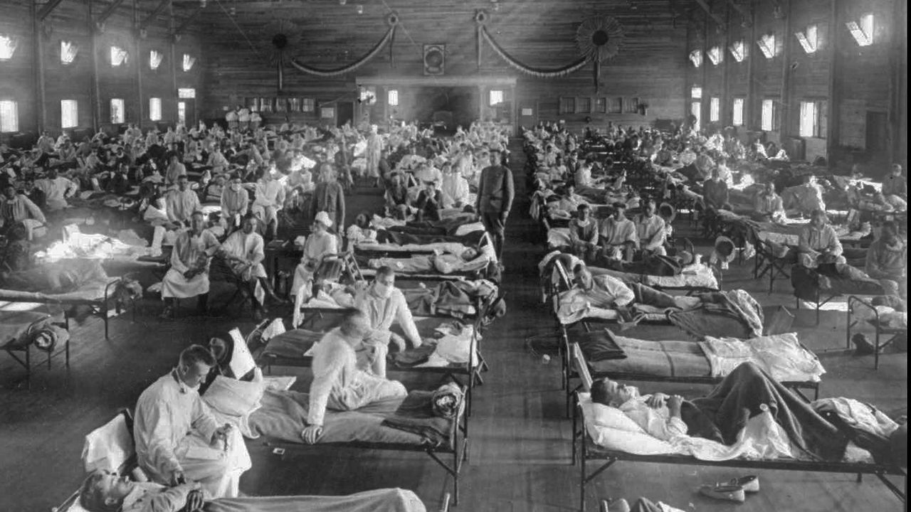 Des malades de la Grippe espagnole soignés dans un hôpital du Kansas, en 1918. [Musée national américain de la Santé - AP/Keystone]