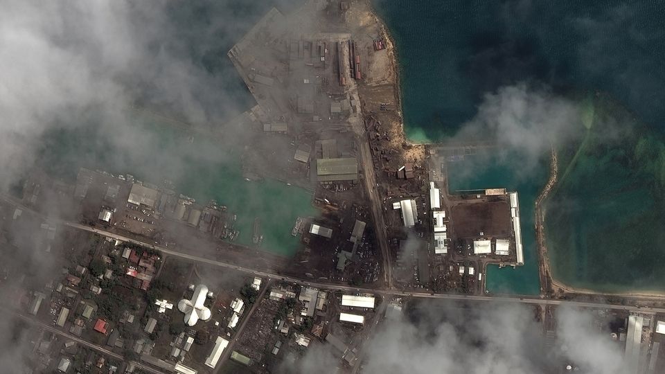 Une image satellite prise le 18 janvier après l'éruption volcanique et le tsunami qui a suivi. [Maxar Technologies - Keystone]