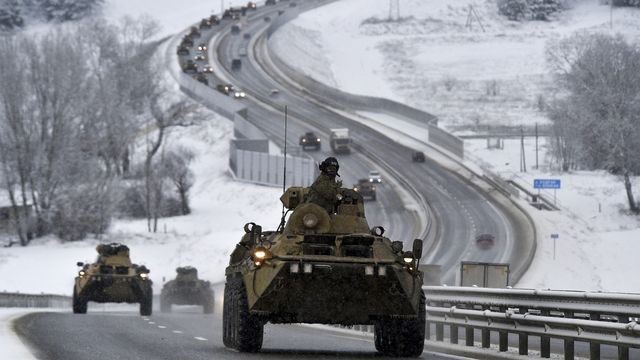 Un convoi de véhicules blindés russes se déplace sur une autoroute en Crimée le 18 janvier 2022. La Russie a concentré environ 100'000 soldats près de l'Ukraine. [AP Photo - Keystone]