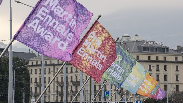Des drapeaux du Prix Martin Ennals sur le Pont du Mont-Blanc à Genève. [Martial Trezzini - Keystone]