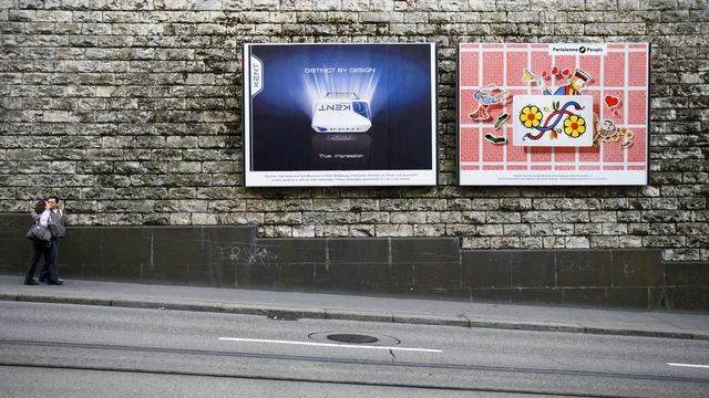 Des affiches pour des cigarettes dans les rues de Zurich. [Gaëtan Bally - Keystone]