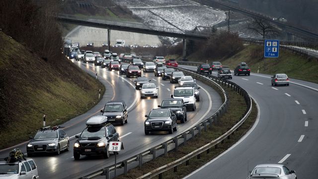 Un bouchons de voitures est formé sur le viaduc de Chillon sur l'autoroute A9 ce samedi 3 janviers 2015 à Villeneuve. [Jean-Christophe Bott - KEYSTONE]