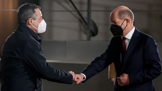Le président de la Confédération Ignazio Cassis rencontre le chancelier allemand Olaf Scholz, le 20 janvier 2022 à Berlin. [Filip Singer - EPA/Keystone]