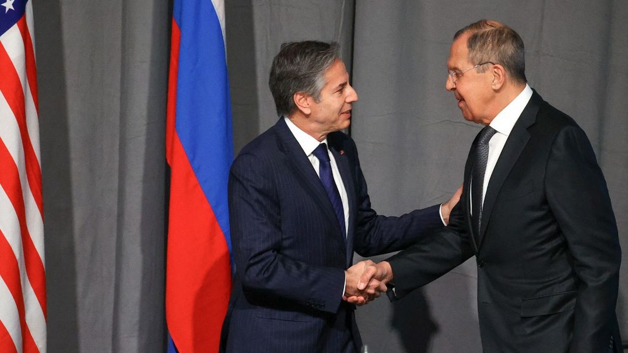 Le secrétaire d'Etat américain Antony Blinken et le ministre russe de la diplomatie Serguei Lavrov lors d'une rencontre en Suède le 2 décembre 2021. [Russian Foreign Ministry / Sputnik - AFP]