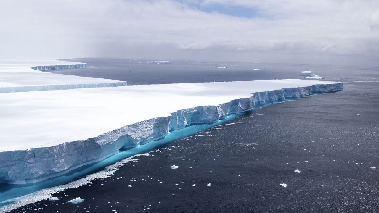 L'iceberg A68, qui comptait à ce moment-là parmi les plus grands jamais repérés, photographié le 23 décembre 2020 dans l'Atlantique Sud. [Phil Dye - AP/Keystone]