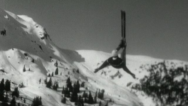 L'ancien champion de ski Roger Staub effectue un saut périlleux pour Continents sans visa. [RTS]