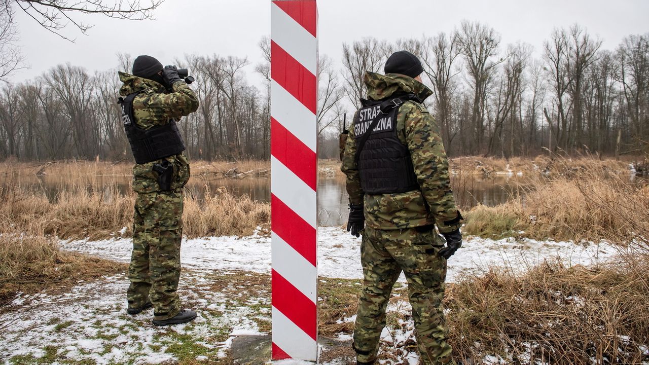 La Pologne construit une clôture à sa frontière avec la Biélorussie. [Wojtek Jargilo - EPA]