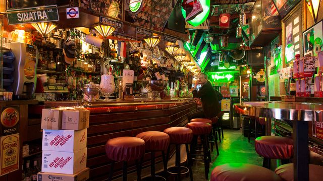 Les bars et restaurants pourront finalement rouvrir aux Pays-Bas. [Michael Kooren - reuters]