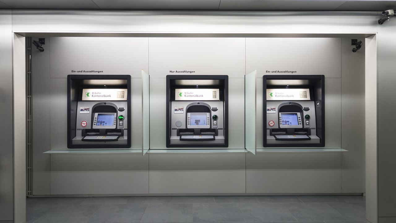Le patron de la Bourse suisse estime que "dans cinq ans un distributeur de billets sur deux aura disparu". [Gian Ehrenzeller - Keystone]
