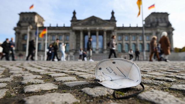 Un masque devant le Bundestag, où les députés vont débattre de l'obligation vaccinale. Image d'Illustration. [INA FASSBENDER - AFP]