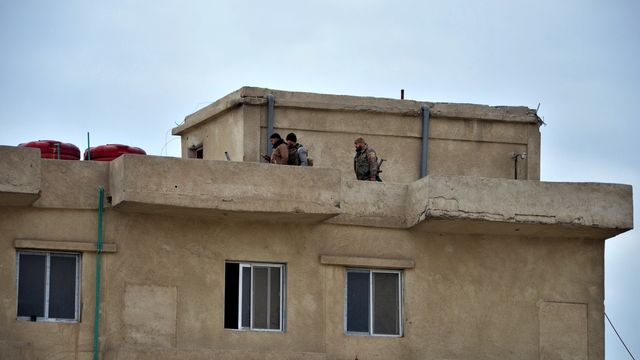 Des membres des forces kurdes prennent position lors des combats pour la reprise de la prison d'Hassaké en Syrie. [Ahmed Mardnli]