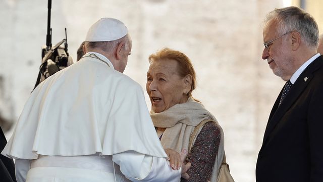 Edith Bruck a rencontré le pape François. [RICCARDO DE LUCA - ANADOLU AGENCY VIA AFP]