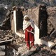 Une femme pakistanaise du Cachemire au milieu des débris de sa maison, détruite par les tirs transfrontaliers effectués par des militaires indiens, dans la vallée de Neelum, située sur la ligne de contrôle au Cachemire pakistanais, lundi 23 décembre 2019. [M.D. MUGHAL - AP/Keystone]