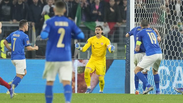 Yann Sommer arrête le penalty de Jorginho à Rome. [Gregorio Borgia - Keystone]