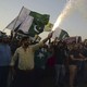 A Karachi (Pakistan), mercredi 27 février 2019, une foule en liesse célèbre les deux avions militaires indiens abattus par les forces pakistanaises dans la région contestée du Cachemire. Le pilote aurait été capturé, augmentant les tensions entre ces deux puissances nucléaires. [Muhammad Rizwan - AP Photo/Keystone]