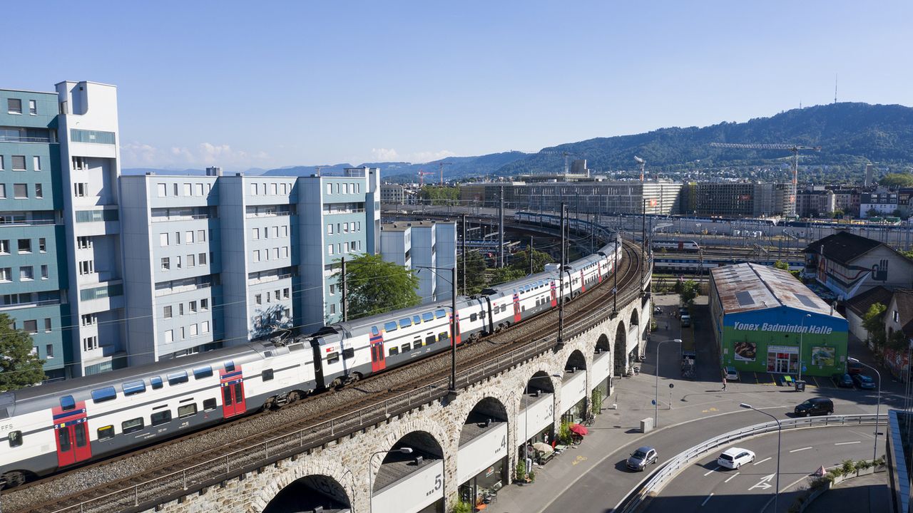Un train dans le centre ville de Zurich. [Gaetan Bally - Keystone]