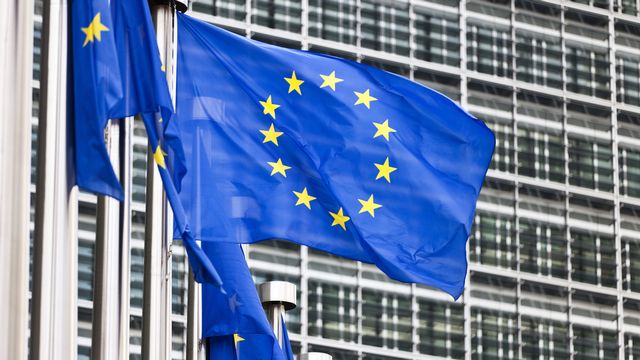 Le drapeau de l'Union européenne devant les bâtiments de la Commission européenne à Bruxelles. [Martin Ruetschi - Keystone]