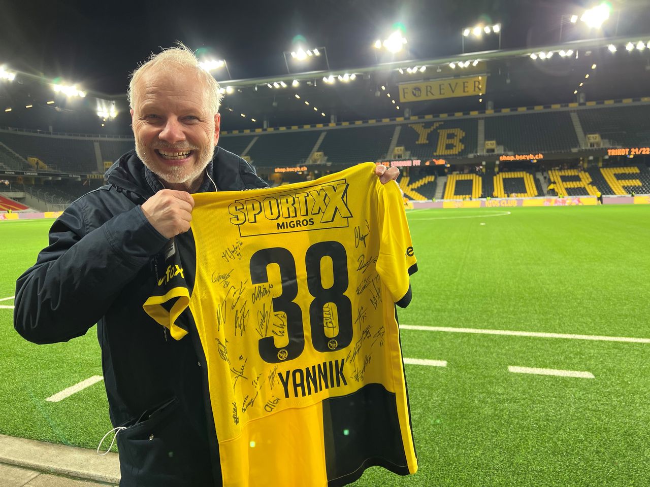 Yannick Barratt, que usa as cores da TSR-RTS há 38 anos, recebeu uma camisa autografada pelos jogadores e gerentes do Young Boys no sábado. [Miguel Bao]