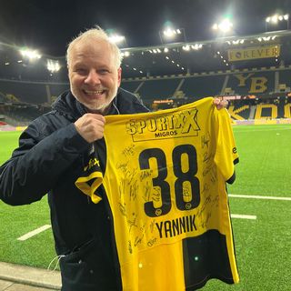 Yannick Barratt, que usa as cores da TSR-RTS há 38 anos, recebeu uma camisa autografada pelos jogadores e gerentes do Young Boys no sábado. [Miguel Bao]