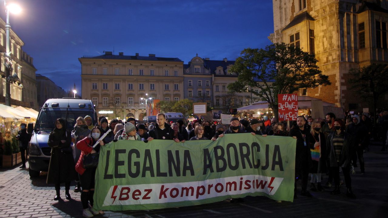 Des personnes participent à une manifestation sous le slogan "Pas un de plus" à Cracovie, en Pologne, le 7 novembre 2021. [LUKASZ GAGULSKI POLAND OUT - EPA/KEYSTONE]