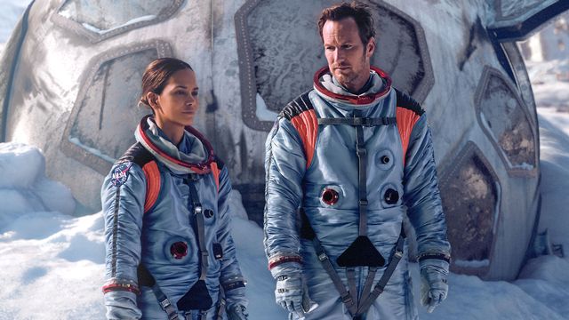 Les acteurs Patrick Wilson et Halle Berry dans le film "Moonfall" de Roland Emmerich. [Ascot Elite Entertainment Group]