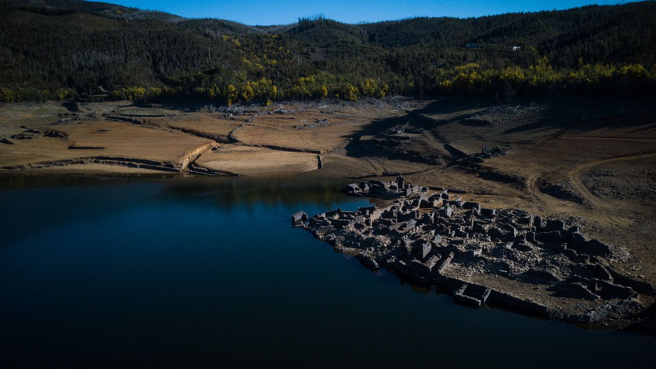 L'ancien village de Vilar, submergé en 1954 après la construction d'un barrage aux abords du fleuve Zêzere à Pampilhosa da Serra, au centre du Portugal, est réapparu ces derniers jours en raison de la sécheresse. [Carlos Costa - AFP]