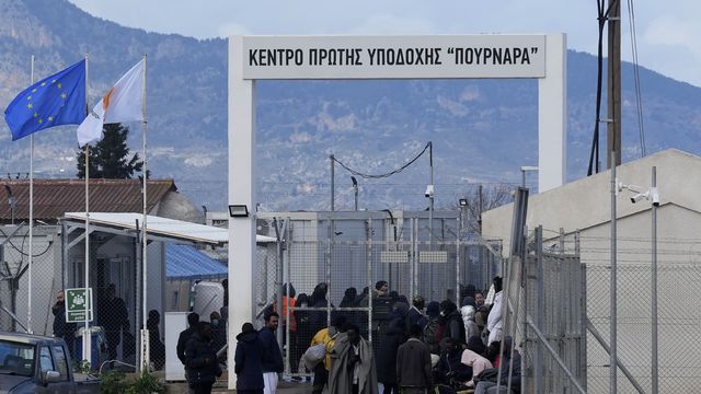 Depuis le début de l'année, Chypre a enregistré 1300 demandes d'asile. La petite île a très peu de structures d'accueil, les camps sont surchargés et les autorités ne parviennent plus à faire face. Mercredi, des responsables de Frontex, la police des frontières de l'Union européenne, rencontre le gouvernement chypriote pour tenter de résoudre cette crise. [PETROS KARADJIAS - KEYSTONE]