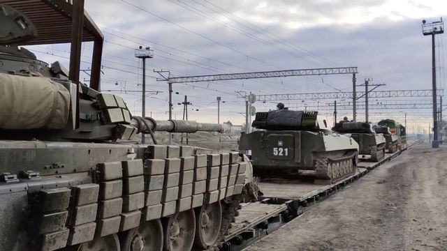 Une vidéo publiée par le ministère russe de la Défense montre des chars russes chargés sur un train pour quitter la péninsule de Crimée. [Service de presse du ministère russe de la Défense - Keystone/EPA]