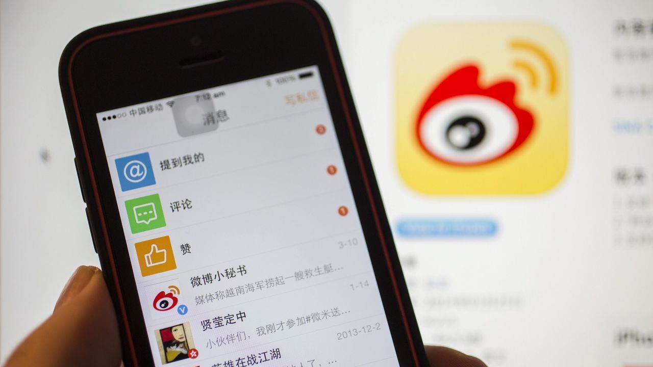 Un smartphone exécutant l'application de réseau social chinois Weibo. [Adrian Bradshaw / EPA - KEYSTONE]