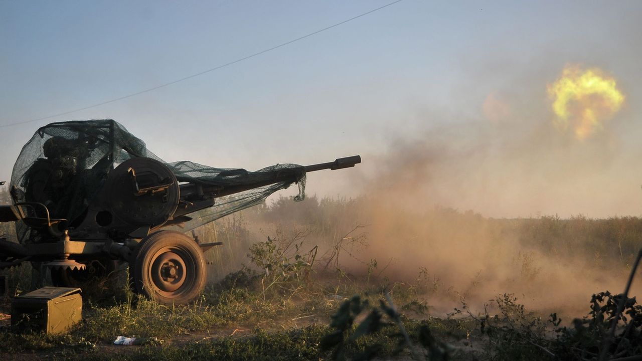 Un char d'un bataillon pro-ukrainien tirant des séparatistes pro-russses à Ilovaysk dans le Donbass. (Image d'illustration) [Ivan Bobersky - EPA]