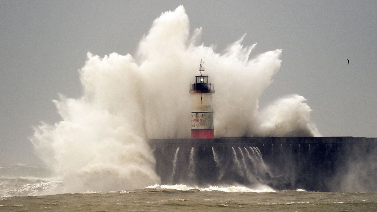 Les vagues s'abattent sur le phare de Newhaven, au sud de l'Angleterre. [Glyn Kirk - AFP]