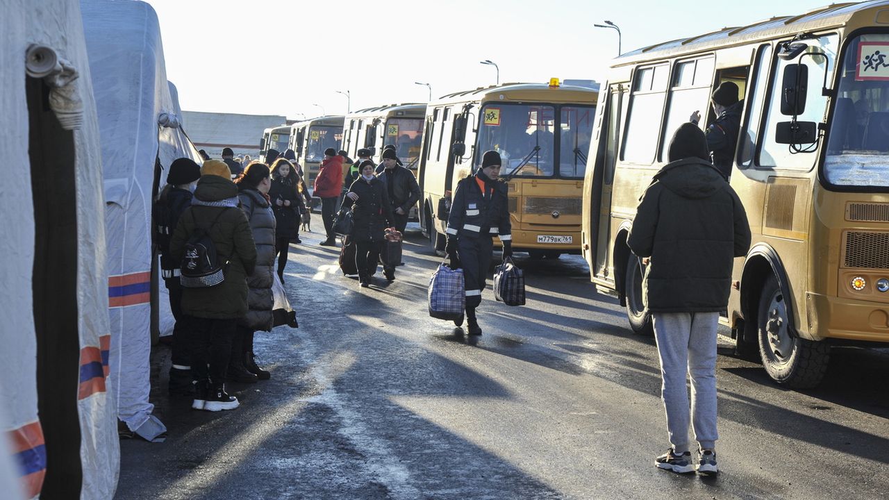 Des personnes fuient la région de Donetsk, dans l'est de l'Ukraine, samedi 19.02.2022. [Keystone]