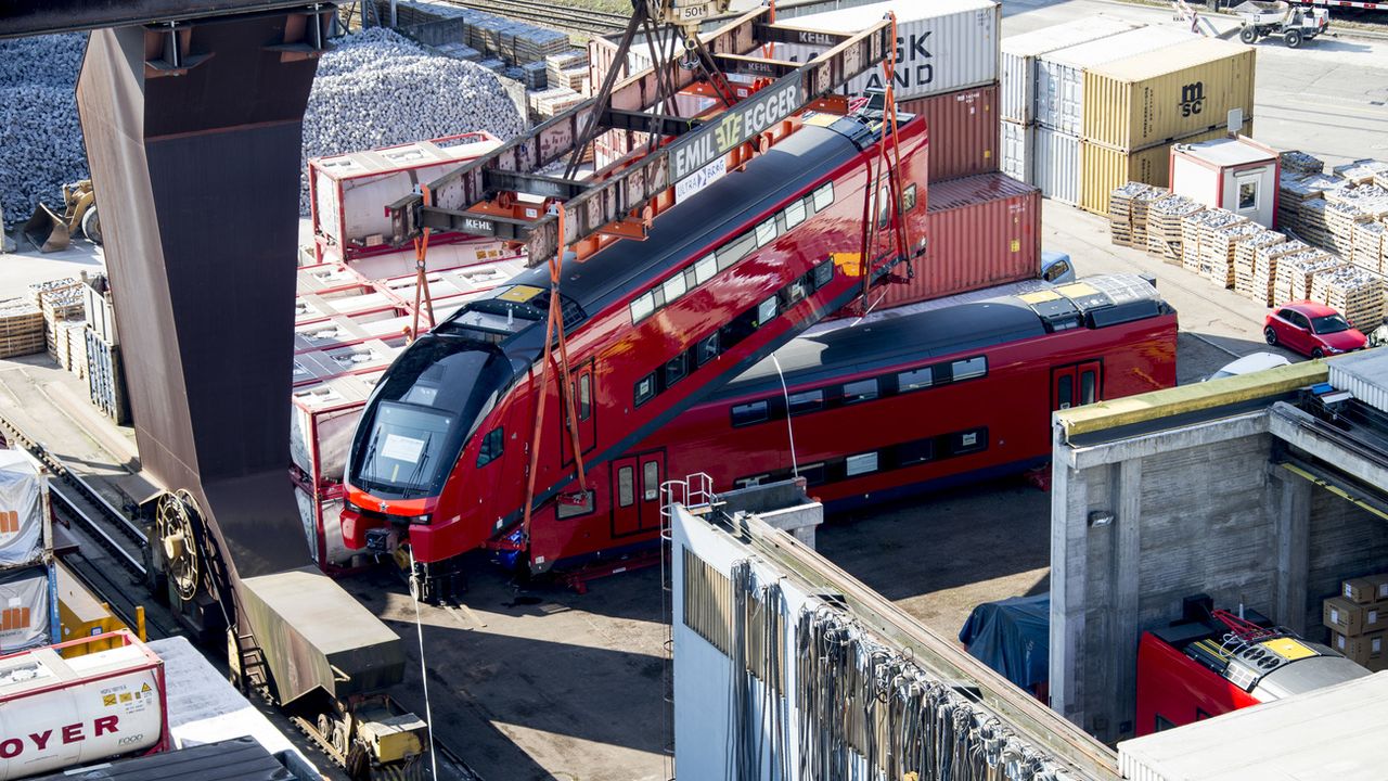 Les Chemins de fer autrichiens (ÖBB) ont confirmé l'adjudication du marché de 186 rames de type Kiss à Stadler Rail, contestée par le concurrent français éconduit Alstom. L'accord-cadre d'une durée de dix ans représente un volume pouvant atteindre 3 milliards d'euros (3,13 milliards de francs).  [PATRICK STRAUB - KEYSTONE/IMAGE D'ILLUSTRATION ]
