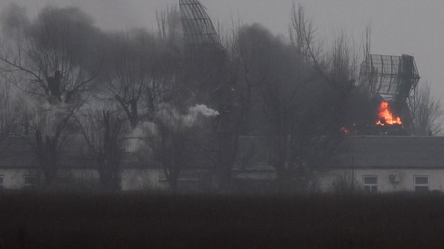 Des installations militaires en feu à Marioupol, dans l'est de l'Ukraine. [Carlos Barria - Reuters]