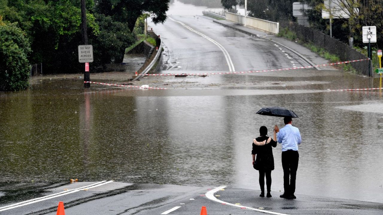 Au moins six personnes ont péri dans des inondations provoquées par des pluies diluviennes sans précédent depuis des décennies dans l'est de l'Australie. [Saeed Khan - afp]