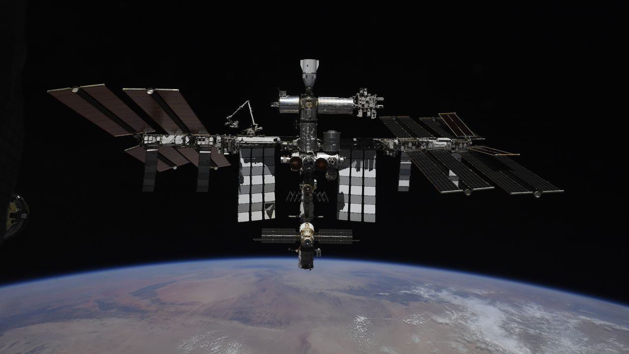 La Station Spatiale Internationale (ISS) vue depuis le vaisseau Soyuz-MS18, le 28 septembre 2021. [Roscosmos - ESA]