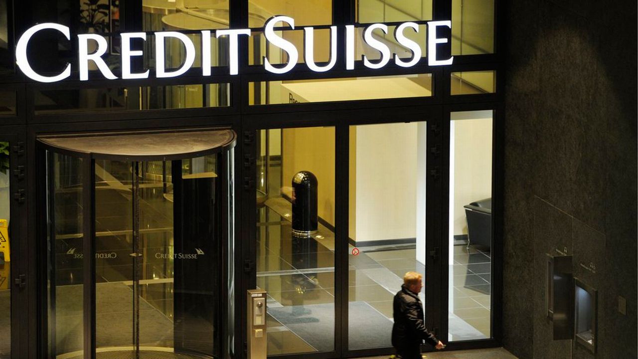 Credit Suisse aurait détruit des documents liés à des prêts à des oligarques russes. [Steffen Schmidt - EPA/Keystone]