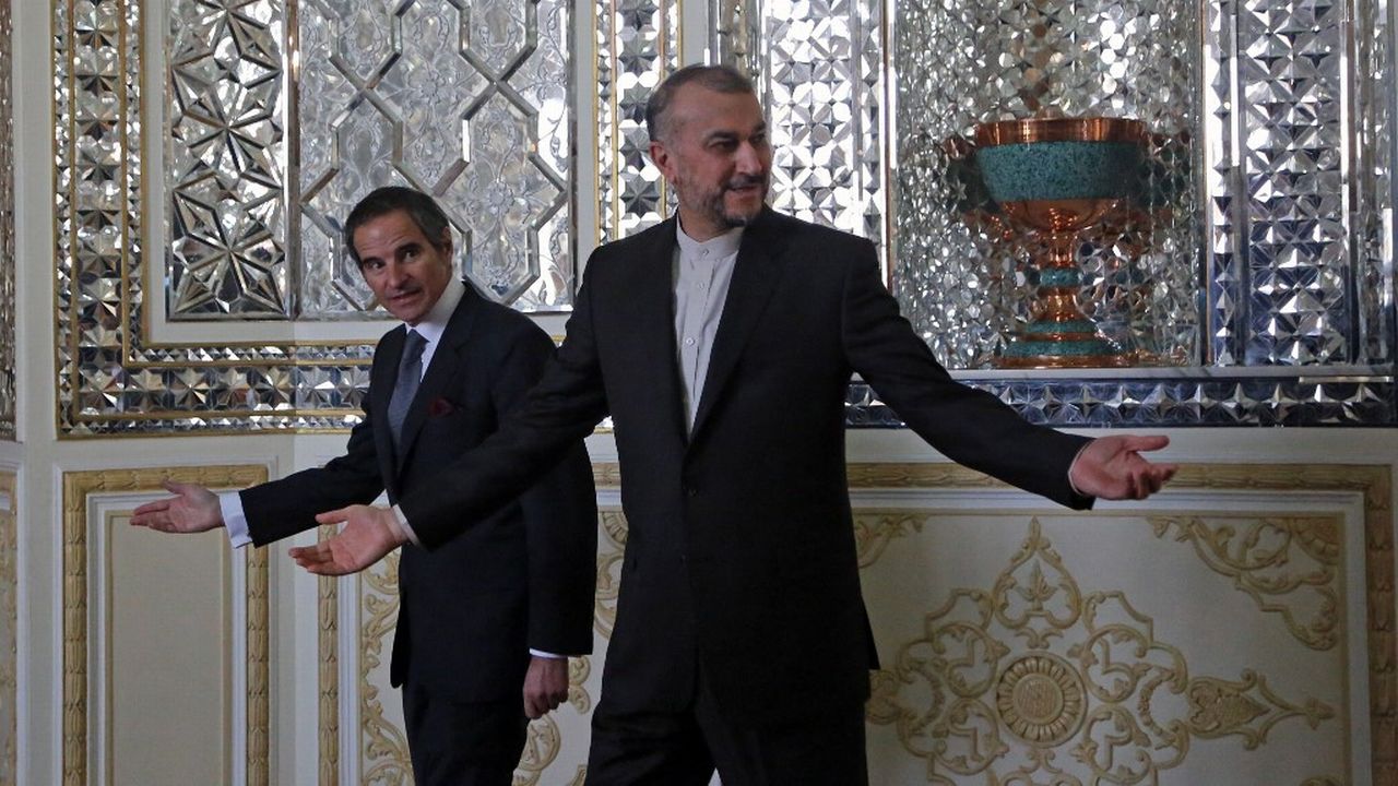 Le chef de l'AIEA Rafael Grossi et le ministre iranien des Affaires étrangères Hossein Amir-Abdollahian le 5 mars à Téhéran. [Fatemeh Bahrami - AFP/Anadolu Agency]