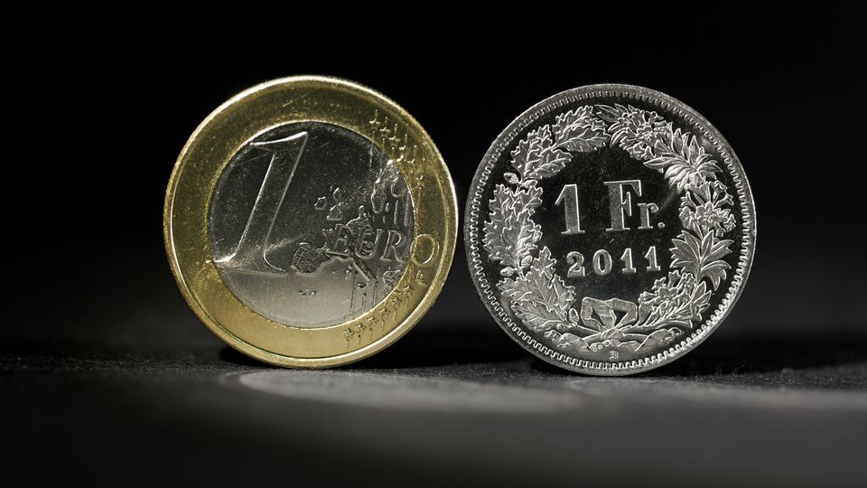 Le franc n'a jamais été aussi fort face à l'euro depuis 2015. [Martin Ruetschi - Keystone]