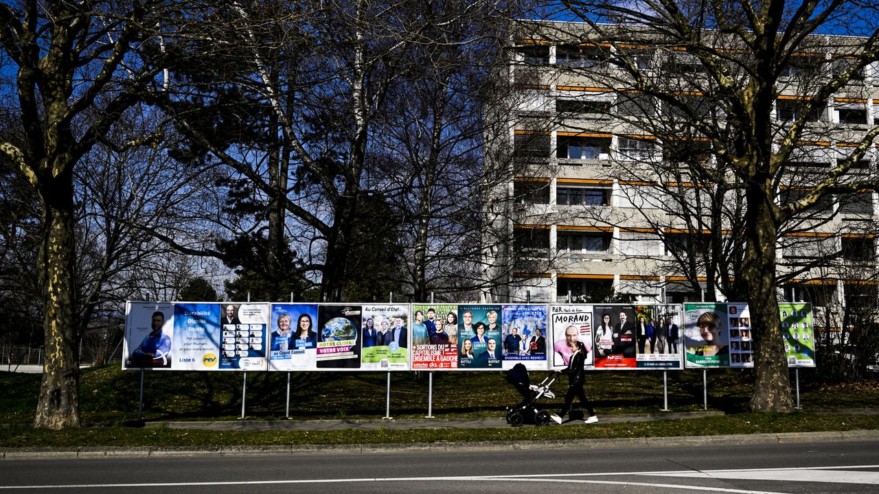 Des affiches avec des candidates et candidats des prochaines élections cantonales vaudoises. [Jean-Christophe Bott - Keystone]