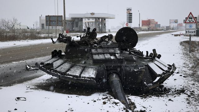 Les restes d'un char russe brûlé sont laissés à l'abandon après une attaque de l'armée ukrainienne près de la ville de Kharkiv, le 25 février 2022. [Sergey Kozlov - keystone]